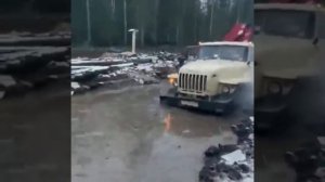 Урал по бездорожью, по уши в грязи.