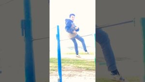 Восьми летний школьник обучение на турнике