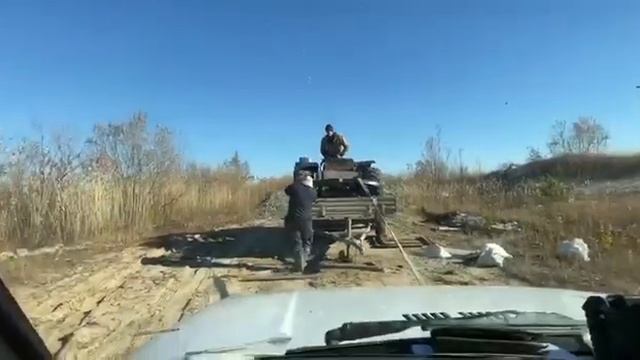 Затаскиваем каракат на прицеп с помощью НИВЫ и троса! смотреть онлайн