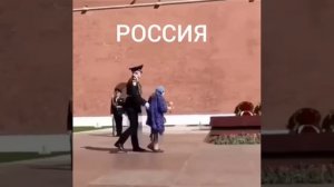 Не по уставу, зато от души! В Москве у стен Кремля солдат из почётного караула у Вечного огня.