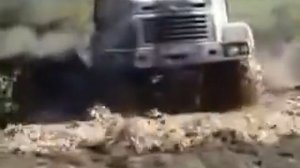 КРАЗ проходит испытания по бездорожью в грязи