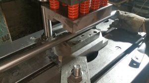 Штамп для сплющивания и пробивки концов трубы для диагональных связей за один удар