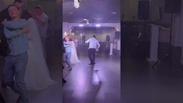 Друзья жениха поддерживают молодоженов своим танцем #ведущий #wedding #ведущийсвадьбы #свадьба