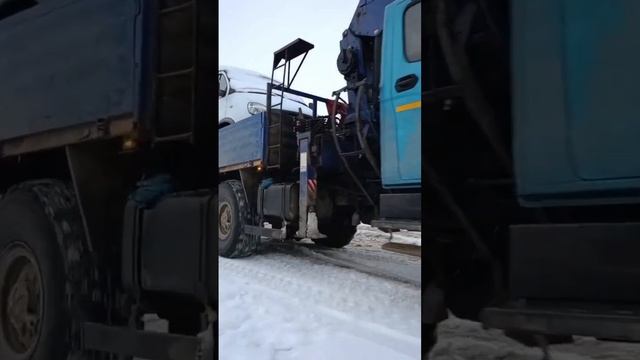 вот это мощь! #спецтехника #техника #кранманипулятор #кран #грузовики