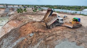 Строительство, глубокую яму продолжают засыпать жидким илом