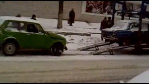 Грузят Жигули НИВОЙ! Разбили в хлам!