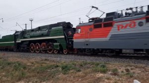 Электровоз ВЛ-80 и паровоз П-36.