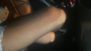 соблазнила таксиста красивыми ножками в чулках