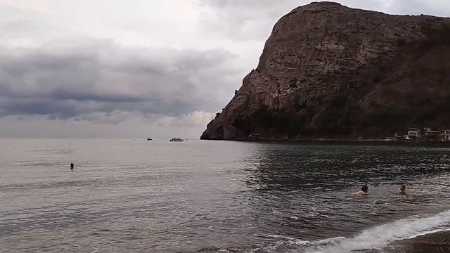 Солнце закатилось. Но люди купаются в море. Вода +23. Октябрь.