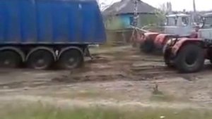 Два Т 150к вытягивают фуру полную щебня
