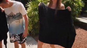 кто последний уронит полотенца тот получит  100.000 руб