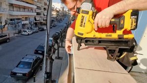Εργασία με καρφωτικό Dewalt DCN890N
