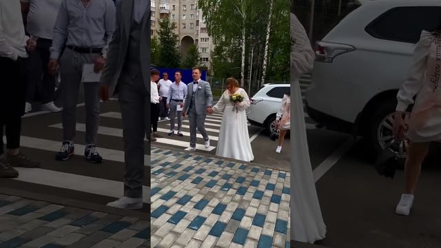 Приезд молодоженов! А что было дальше узнаете в следующем видео

#ведущийсвадьбы #ведущий_савелий
