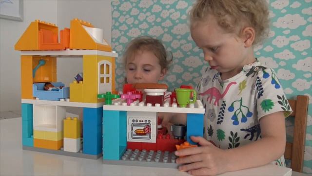 3 & 4 Year Old Sisters playing with LEGO Duplo My Town Family House смотреть онлайн
