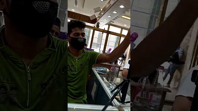 Vilaggio mall, window shop while waiting. смотреть онлайн