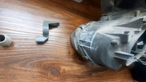 Восстановление крепления фары Мерседес Е210 "очкарик".