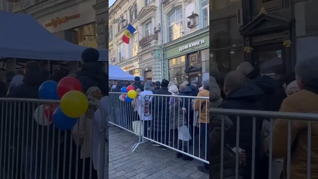 Молдаване встали в огромную очередь у посольства в Москве, чтобы проголосовать на выборах президента