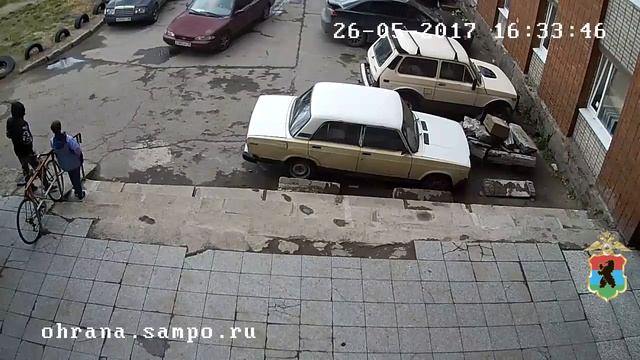 Это жесть! Дерзкий грабеж попал на камеру видеонаблюдения. смотреть онлайн