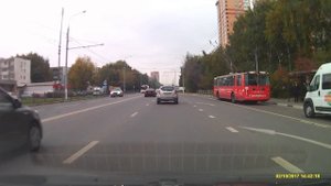 Пропустил троллейбус, соблюдаю пдд)))