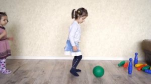 Боулинг для детей, дети играют в боулинг. Седа ТВ