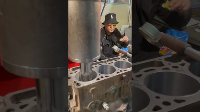 Расточка гильзовка блока цилиндров😁🤙 смотреть онлайн