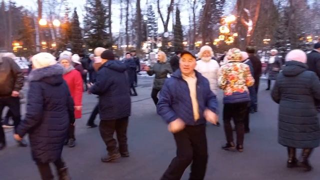 Харьков,танцы в парке,"Уезжай!" смотреть онлайн