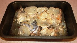 Горбуша запеченная в майонезе с луком. После работы по-быстрому.