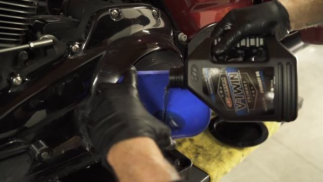 How to do a Complete 3-Hole Oil Change on Harley Davidson Big Twins смотреть онлайн