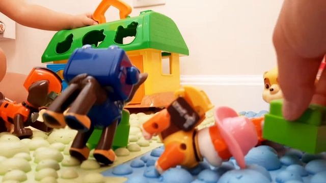 Щенячий патруль игрушки играют дети