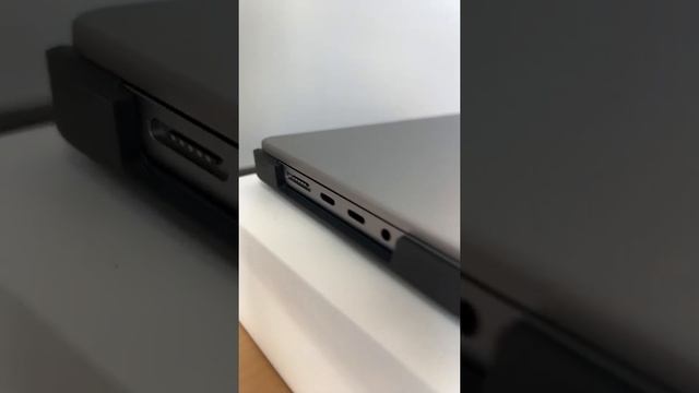M1 MacBook Pro 16inch ports!!! close up. смотреть онлайн