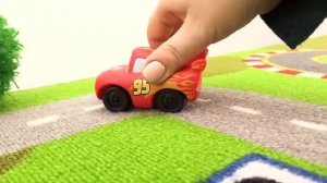 Видео для детей. Маквин учит цвета светофора.