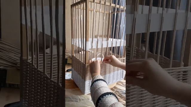 Высокая прямоугольная плетёная корзина для белья в ванную комнату с откидной крышкой. Декор ванной. смотреть онлайн