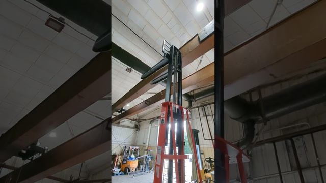 Электрический штабелер на 1000 кг. Состояние нового