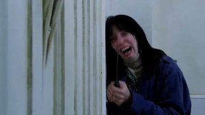 Сияние Джонни ломает топором дверь