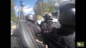 ОМОН громит машину