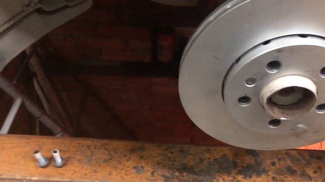 Шкода Рапид 2018 Замена передних тормозных дисков смотреть онлайн