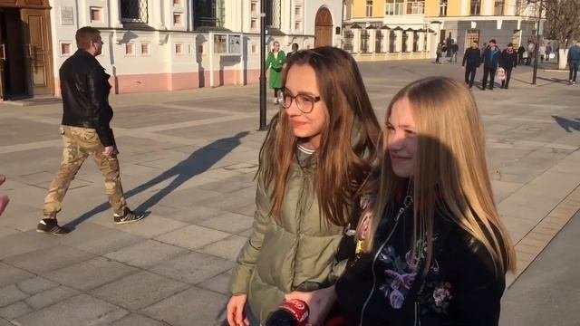 Девушки отвечают на школьные вопросы!