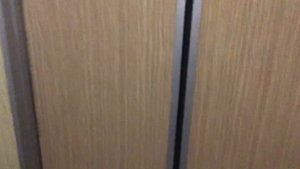 Замена грузопассажирского лифта мотор от старого лифта и новые  каркас, пол, дверей,вызвоники