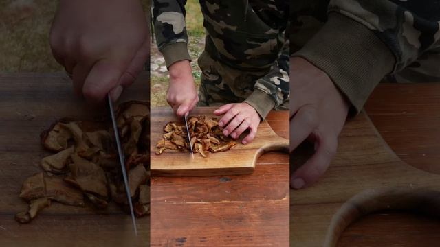 Целый казан капусты с копчеными колбасками  и грибами.