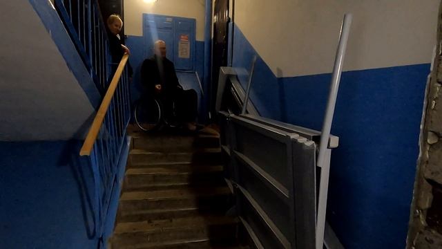 В Ачинске впервые установили в жилом доме электроподъемник для инвалида смотреть онлайн