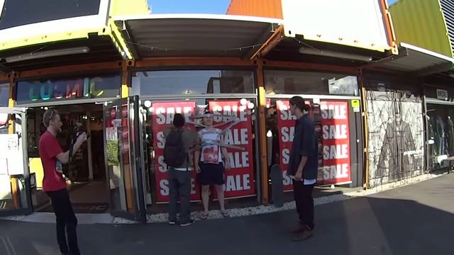 Duct Tapping a Man on Window смотреть онлайн