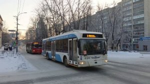 Троллейбус АКСМ-321 и автобус ЛиАЗ-5256.53 в Кирове у остановки "Улица Труда" (02.01.2024)