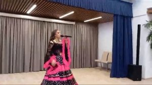 Ежедневно меняется мода... поёт Владлена Шишкова.