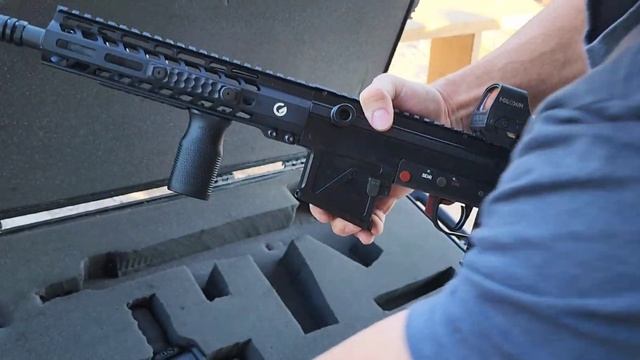 FULL AUTO SMG (MACHINE GUN) 3 DIFFERENT LAGE MANUFACTURING UPPERS. 22LR,9MM ,556 controled range. смотреть онлайн