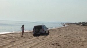 ШниВа застряла в песке на пляже