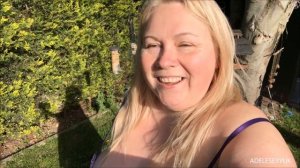 ADELESEXYUK DOING A QUICK ADVERT ON FEEDING HER BIRDS