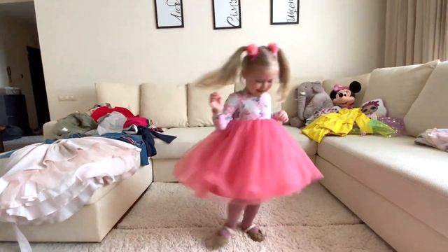 Мия собирается в любимый детский сад. Как и каждая девочка , не может выбрать , что надеть ! смотреть онлайн