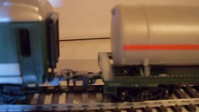 сцепка вагонов, железная дорога в миниатюре. смотреть онлайн