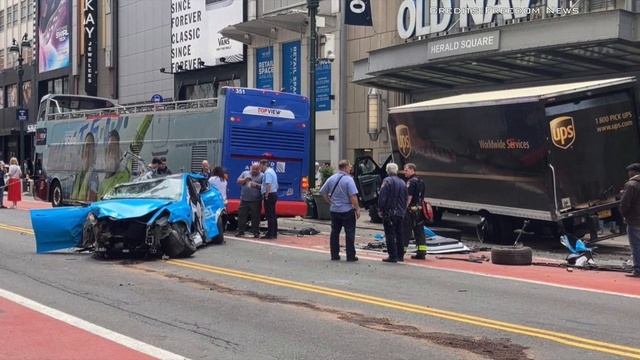 Tesla Model Y Revel Taxi Crashes At 70mph In Manhattan смотреть онлайн