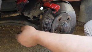 Как заменить передние тормозные колодки Mercedes benz w210
